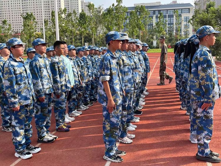 青春在磨砺中成长新高一军训,青春飞扬军训