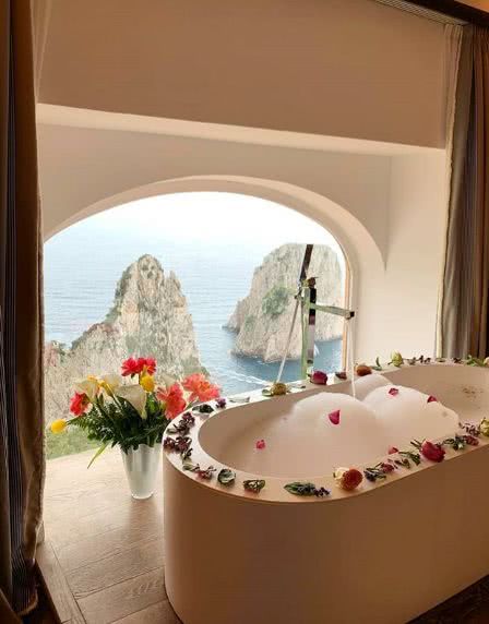 世界上最性感的浴缸，相机先尝鲜