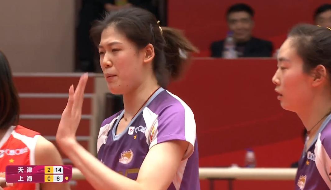 攻手扣球找球,姚迪传球给朱婷