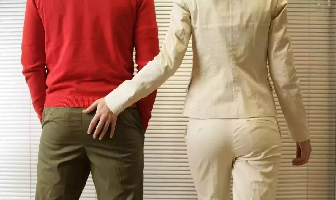 易烊千玺王俊凯摸手,易烊千玺摸王俊凯的头