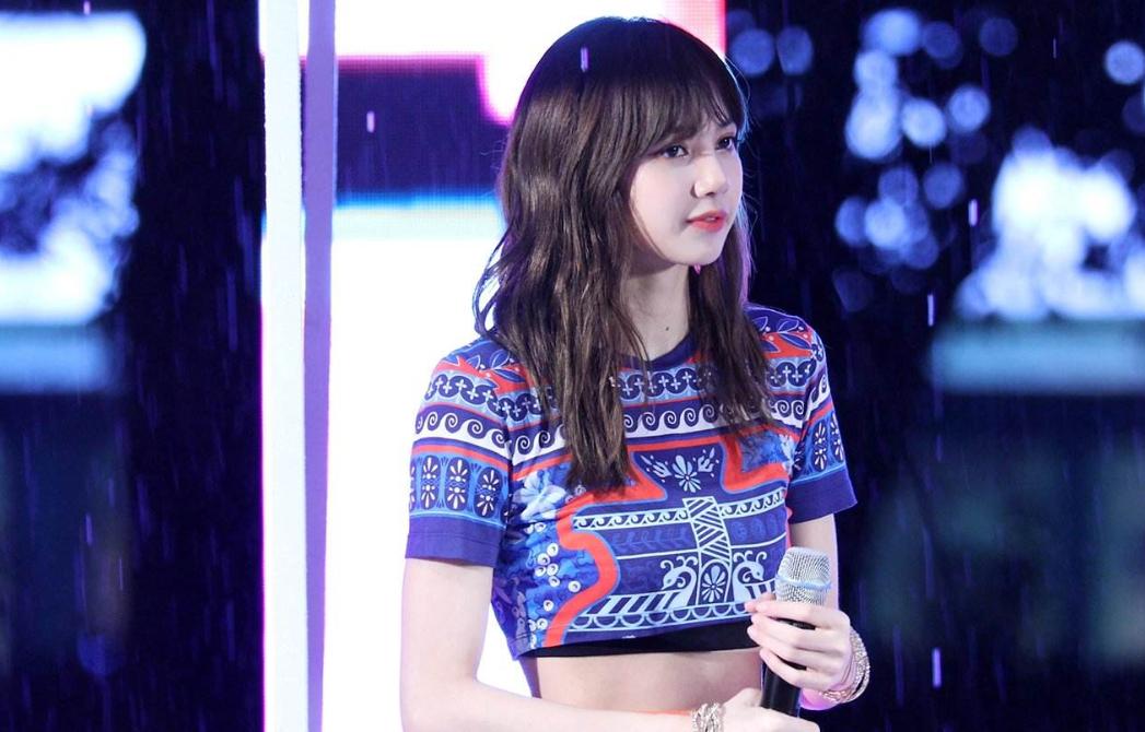 lisa近照法令纹明显鼻子大,lisa留斜刘海被指大变样