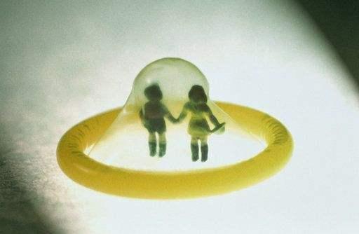 使用避孕套对男女双方无伤害？调查结果：8％的人会对它产生过敏