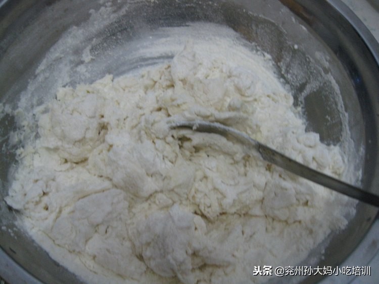 自家炸油条面的做法,家庭自制老面发面油条的做法