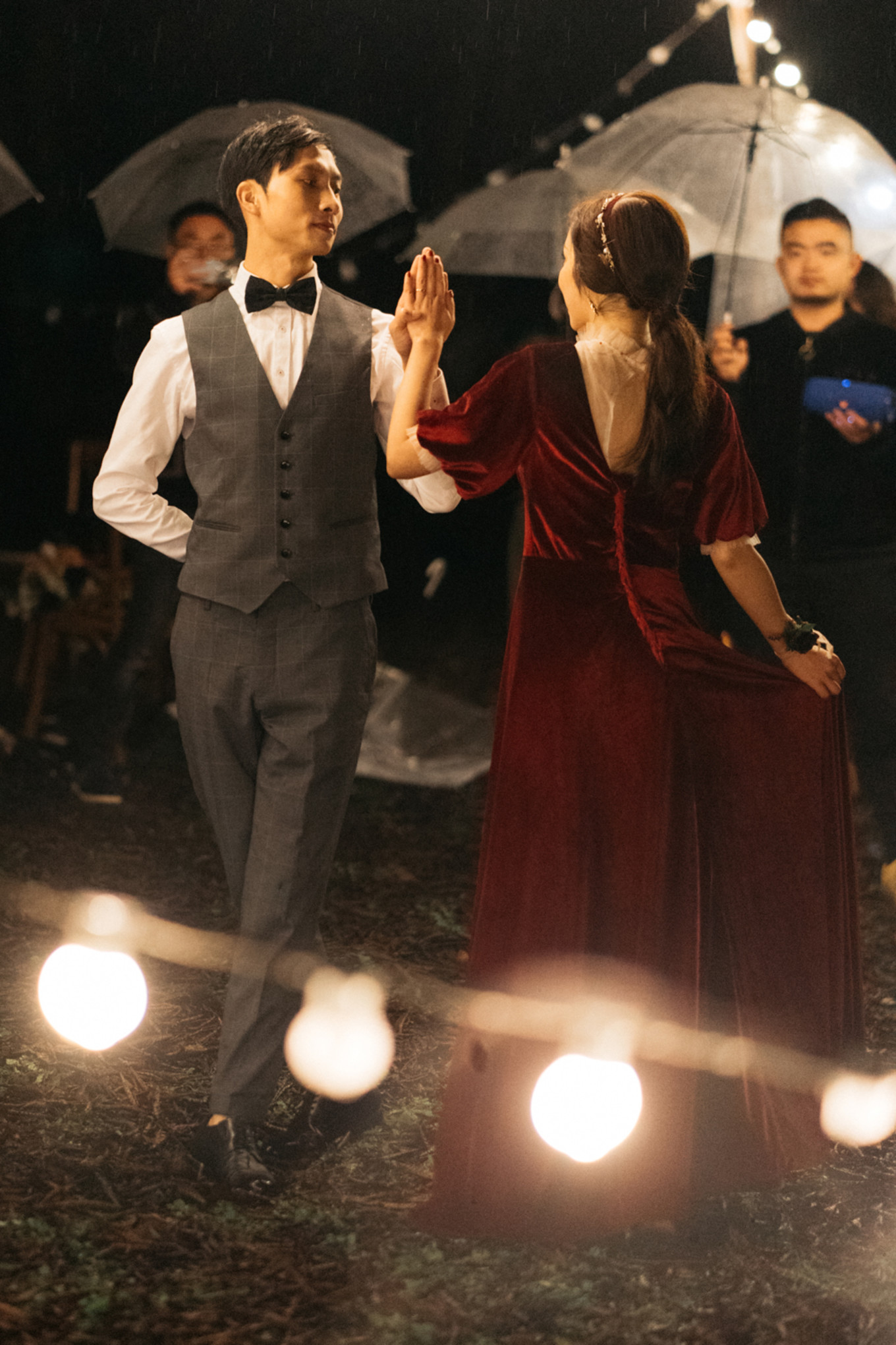 我们带上婚纱，去与世隔绝的山中办了一场绝世婚礼