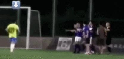 殴打足球裁判的下场,足球球迷殴打裁判