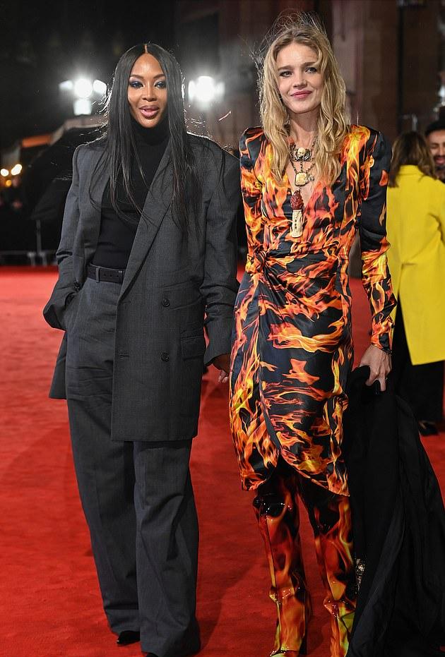 LV太子妃罕见秀性感！蓝色羽毛裙配黑*袜丝**太迷人，哪像生过5个娃