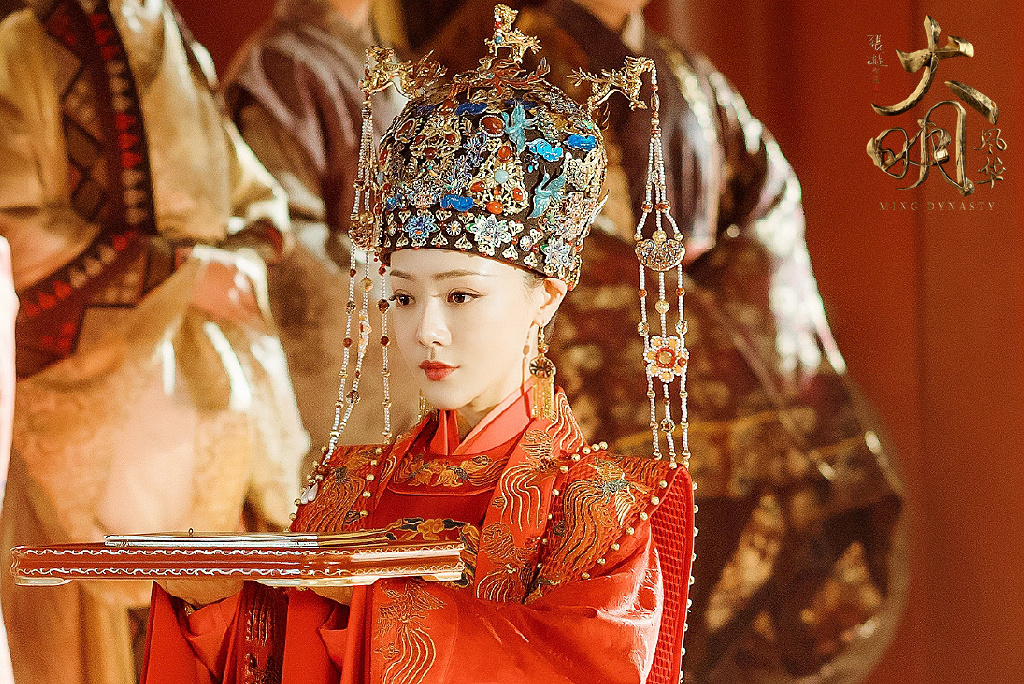 小蛮腰邓家佳露脐装,邓家佳最新露肩黑裙