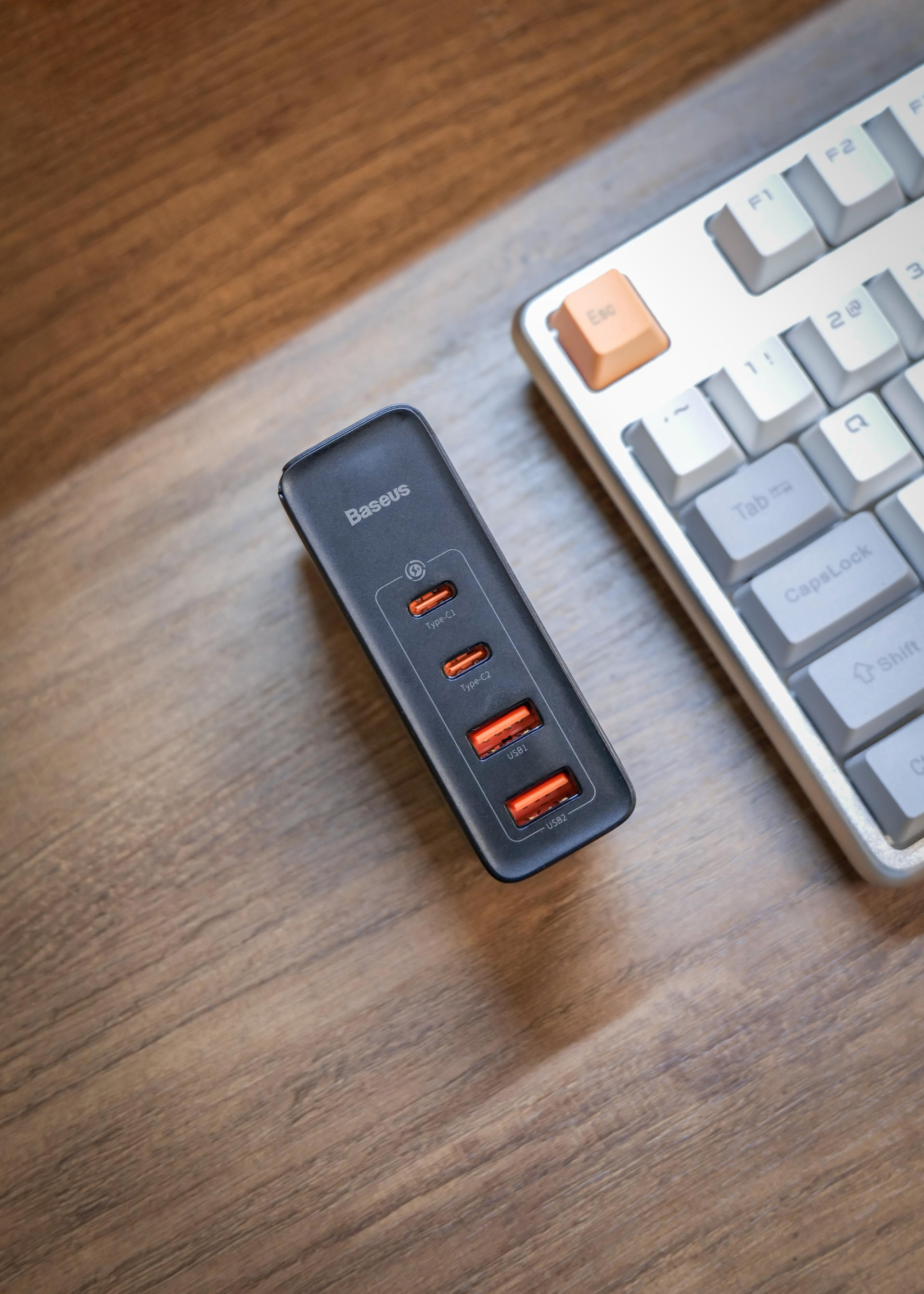 手机充电器被砸坏了怎么修复,充电器被折断了怎么办