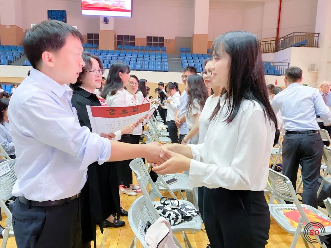 白塔中学2019年庆祝视频,白塔中学表彰大会