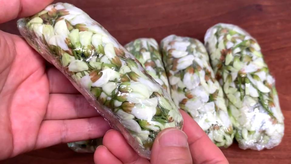 夏天碰到此菜别手软,洋槐花晾一下放冰箱