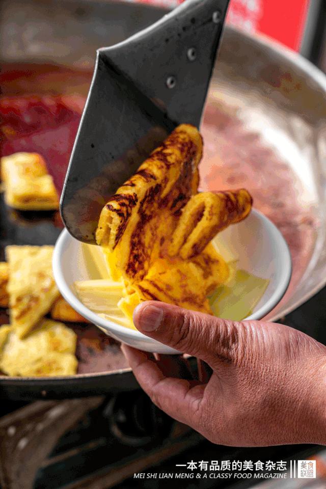 大叔自创鸡蛋饼从2元卖到10元,小伙摆摊卖了3年鸡蛋饼