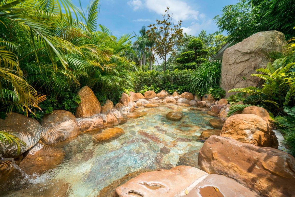 福建泉州聚龙小镇温泉公园：岩脉温泉中药花瓣池亲子戏水区