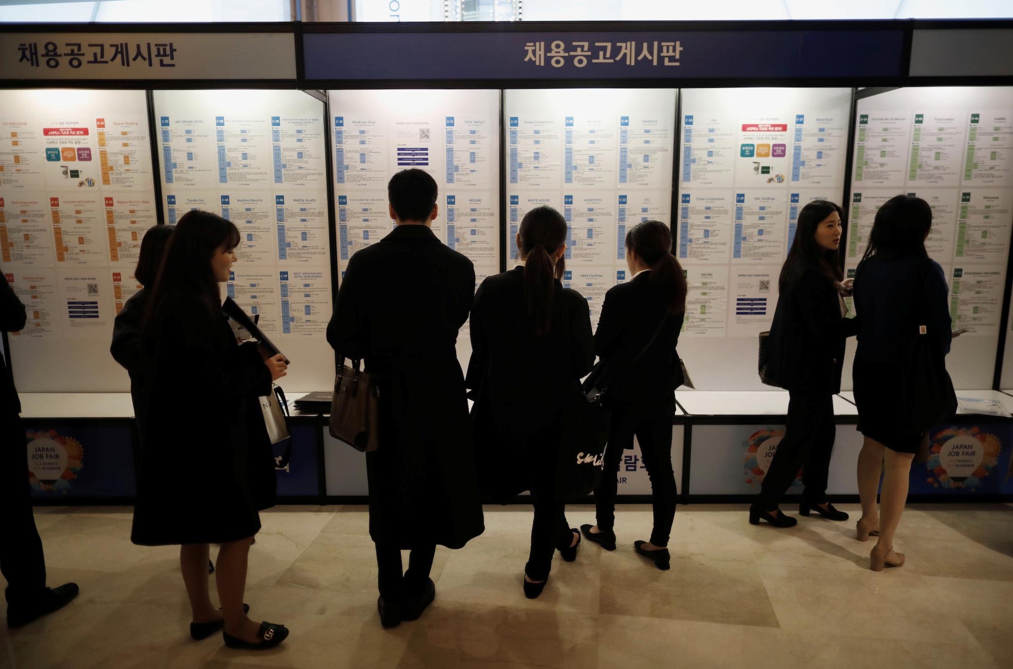 韩国经济突然没落？5平米格子间挤满失业年轻人，贫困老人自杀率超高，在华企业大批关闭