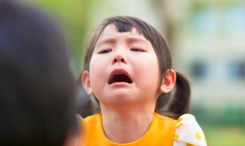 孩子情绪一点就炸,小孩一点事就发脾气暴躁控制不住