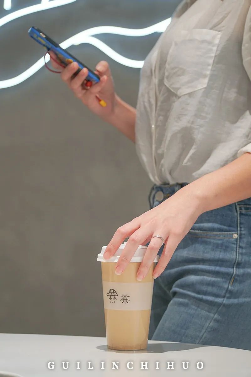 桂林奶茶店探店拍照,性冷淡风奶茶店拍照墙布置