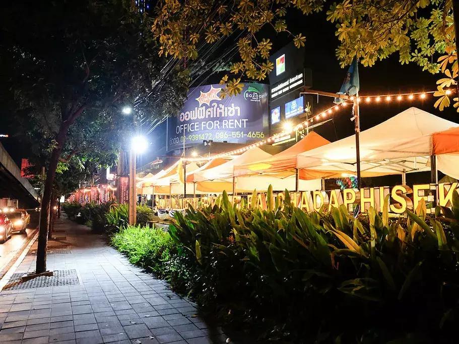 泰国最出名的夜市,泰国最繁华的夜市