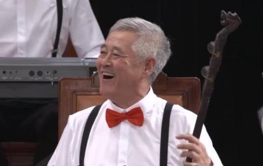 赵本山近照曝光满脸老态身材佝偻,63岁赵本山老态明显视频