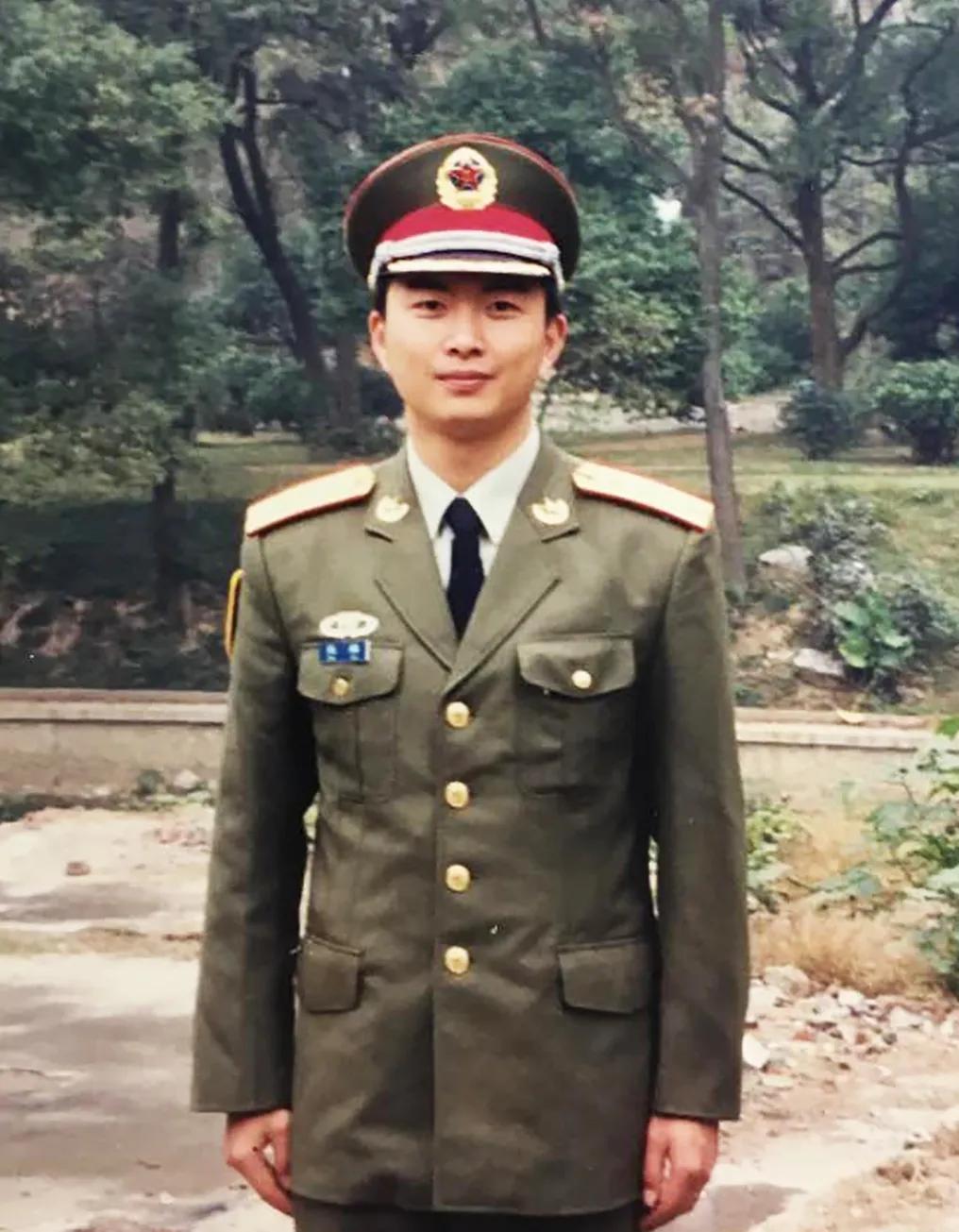 既是军人又是医生,是医者也是患者