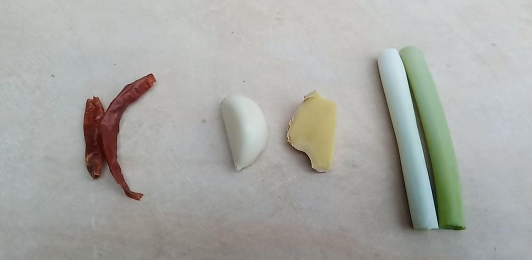 徐州好吃的辣子鸡和韭菜炒河虾,美食家常菜韭菜炒河虾太好吃了