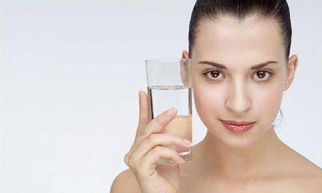 “天生黑皮”的人怎么变白？平常多做这6件事，肤色会有很大改变