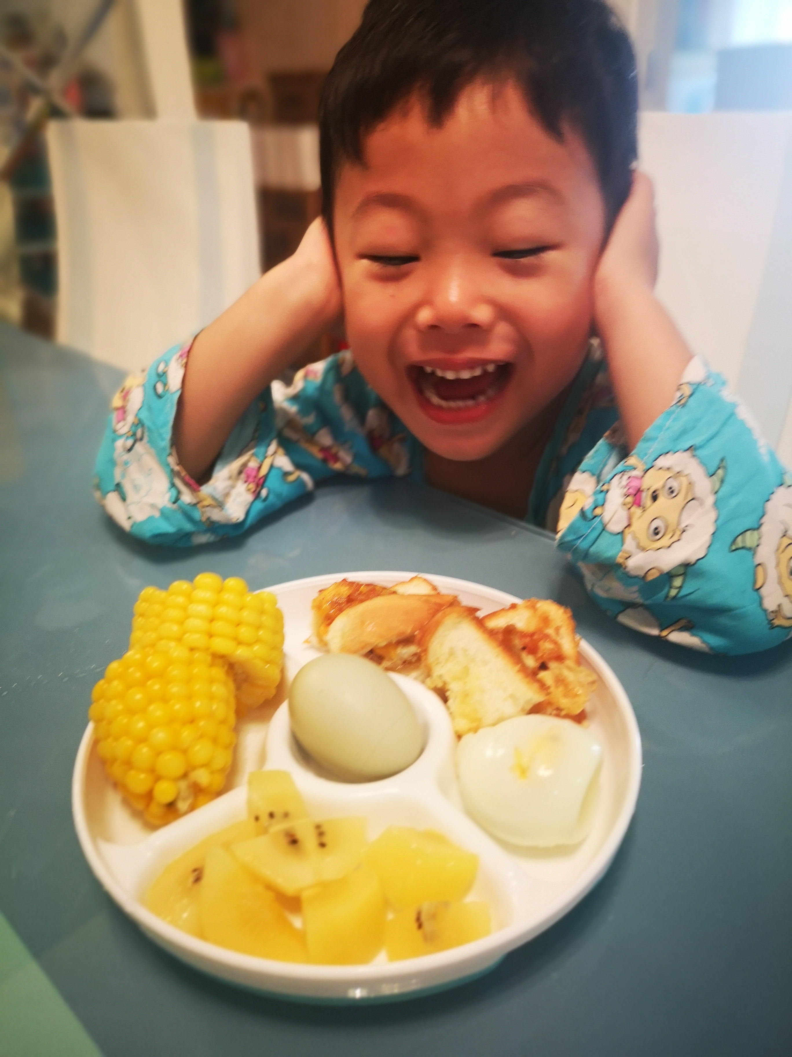 孩子不爱吃饭总是追着喂怎么办,两岁孩子吃饭追着喂怎么办