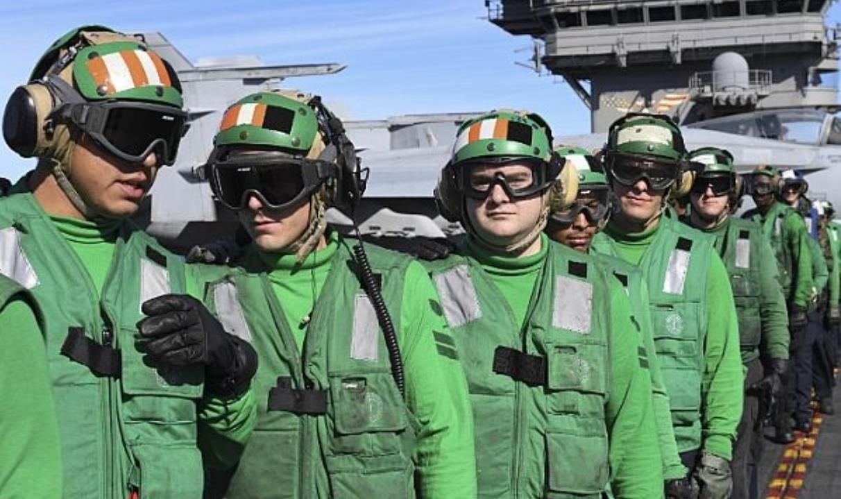 如果从航母上掉下来会怎么样,航母甲板人会掉下去吗