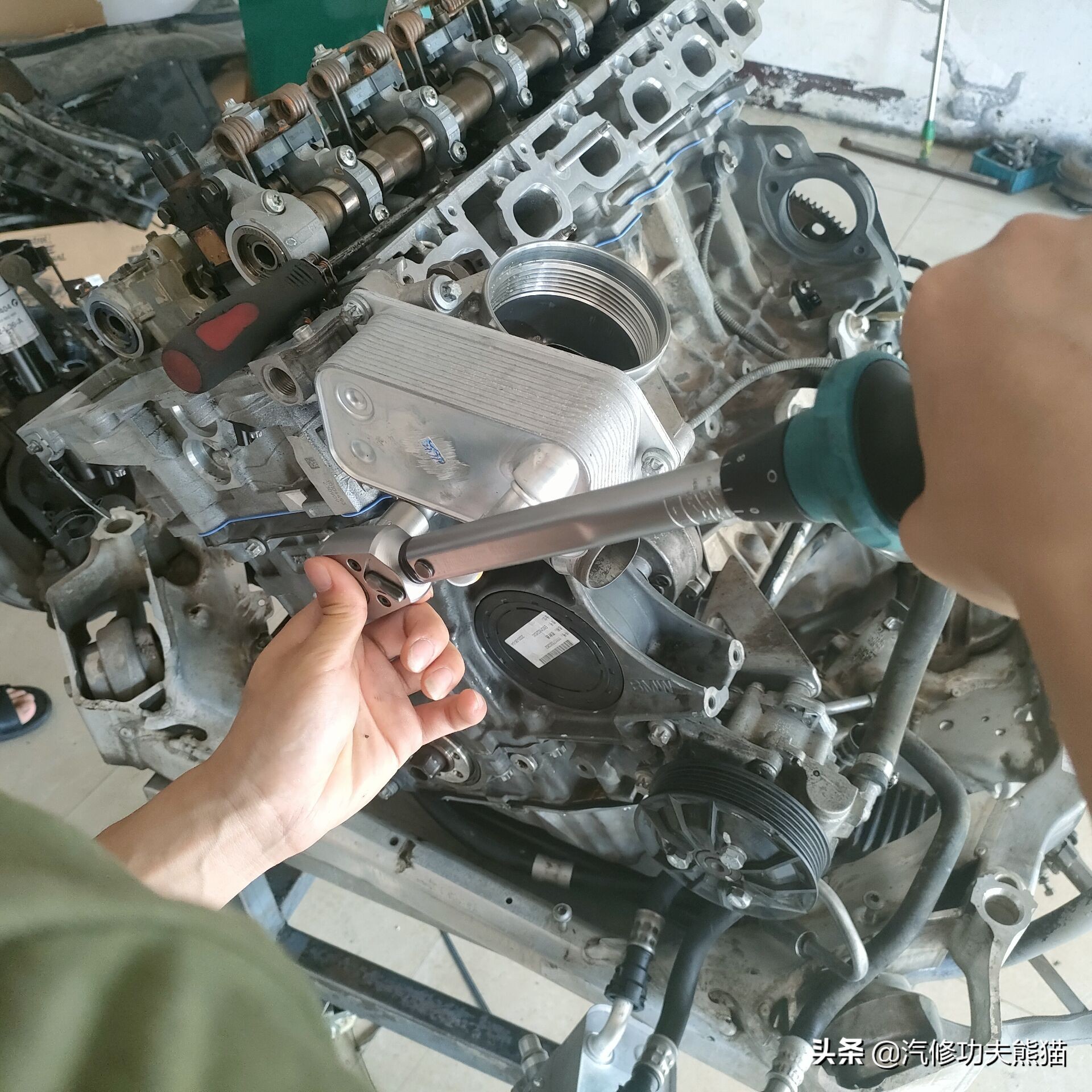 宝马e90325i2007款,宝马e90漏机油通病