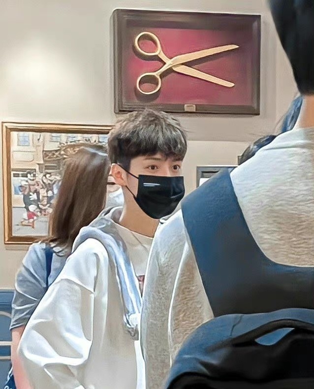 路人晒与鹿晗踢足球合照,鹿晗的素颜真实照片直播