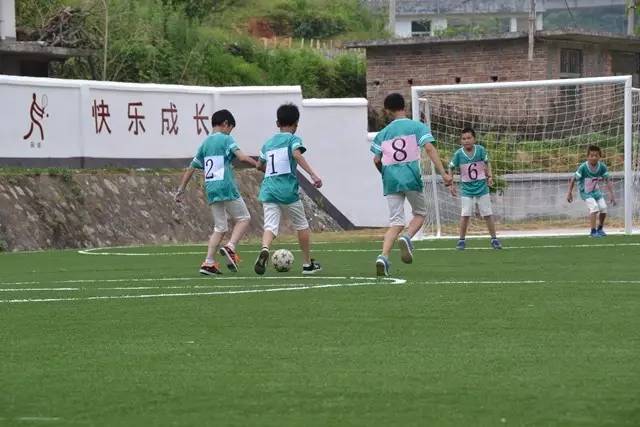 趟着泥水的足球梦,云南一俱乐部向足球少年发出梦想邀请