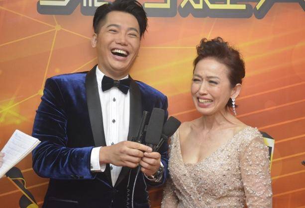 TVB小生同性感妈妈首次同台演出直言最大压力是抱起她