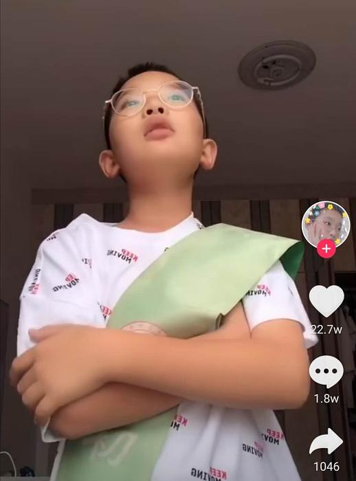 钟美美模仿老师原视频全集,钟美美模仿音乐老师上课视频