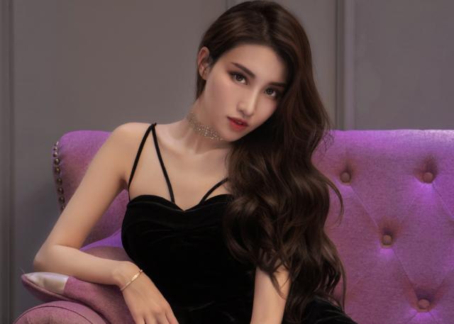 她是CBA最美女友，26岁身价300万，证件照美出天际，实名羡慕