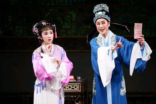 从《莺莺传》到董《西厢》，再到王《西厢》，经过了怎样的演变？