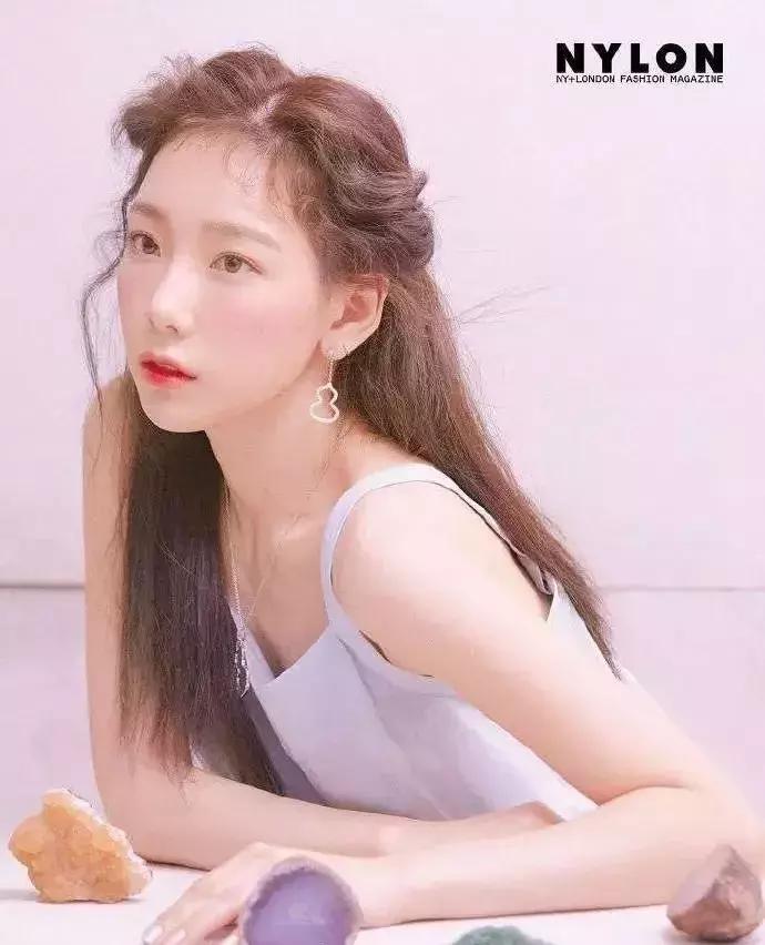 奚梦瑶穿miumiu黑钻吊带裙,158和178情侣穿搭