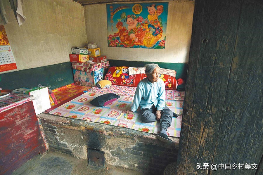 一家六七人住在一个窑洞,黄土高原窑洞土炕一家人睡一起吗