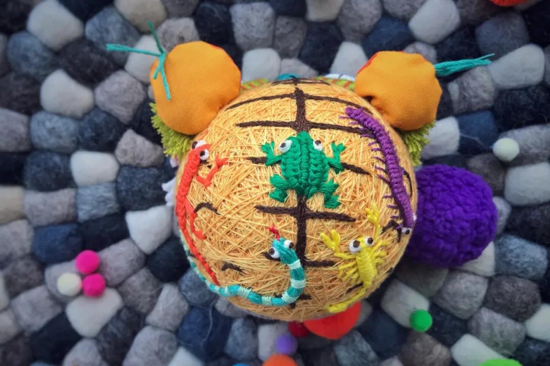 惊艳！“球上刺绣”你见过吗？她在球上绣出二十四节气，无数粉丝为之打call