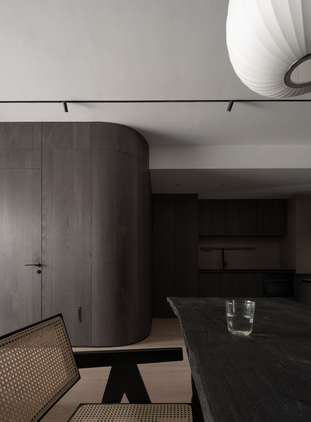 90平米两室一厅浅黑胡桃装修图,小户型现代简约胡桃木色