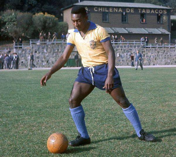 贝利跟马拉多纳谁地位高,贝利与马拉多纳哪个强