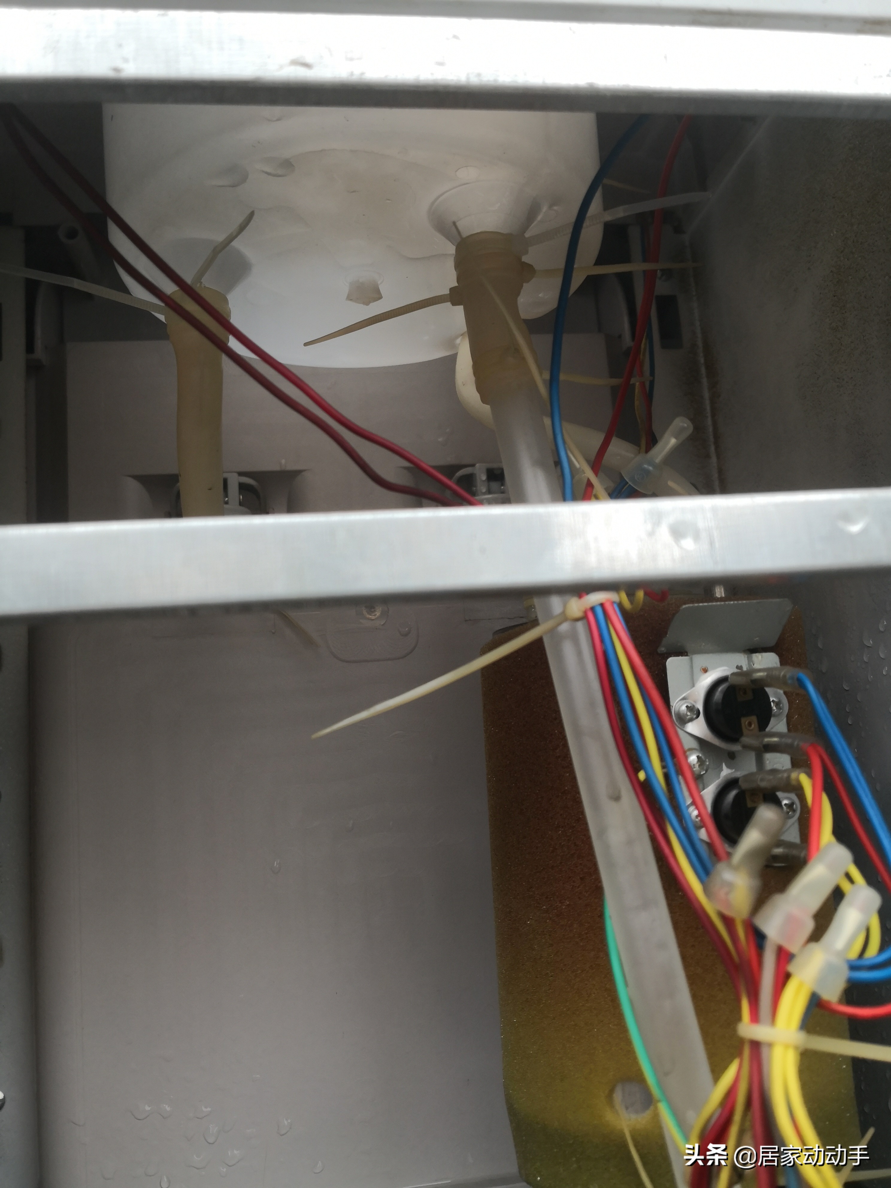 饮水机漏水溢出水都是热的,安吉尔饮水机冷水这边漏水