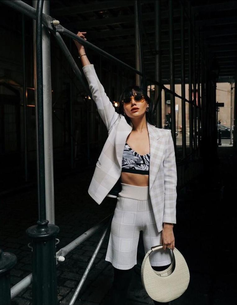 夏季西装短裤怎么搭配上衣,秋季西装短裙穿搭技巧