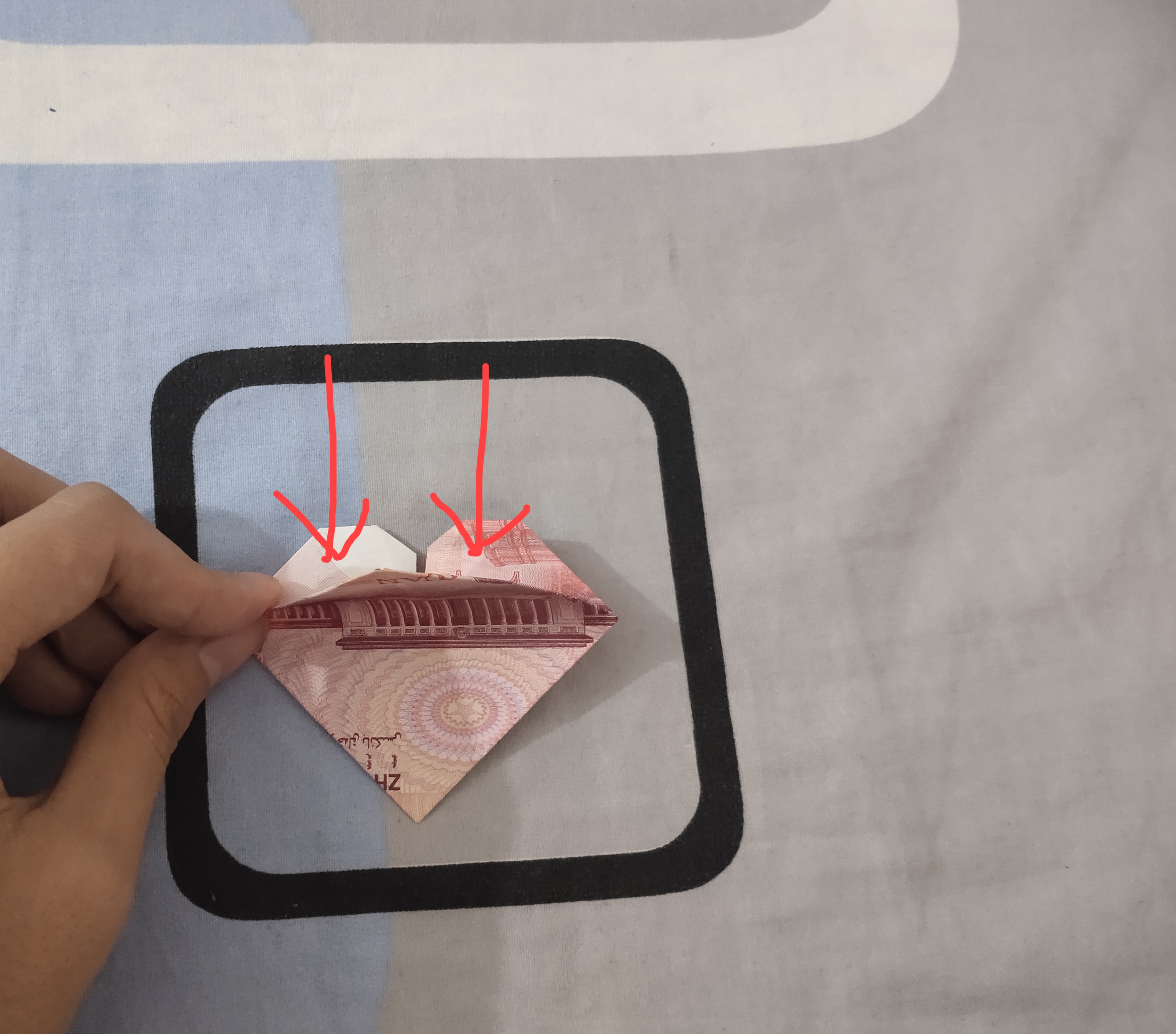 一百块钱折双爱心步骤,折爱心步骤