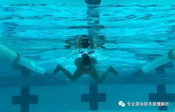 蛙泳怎么避免蹬腿腰部发力,蛙泳如何避免膝盖疼
