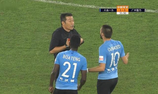 满球场嘘声,中超争议手球判罚