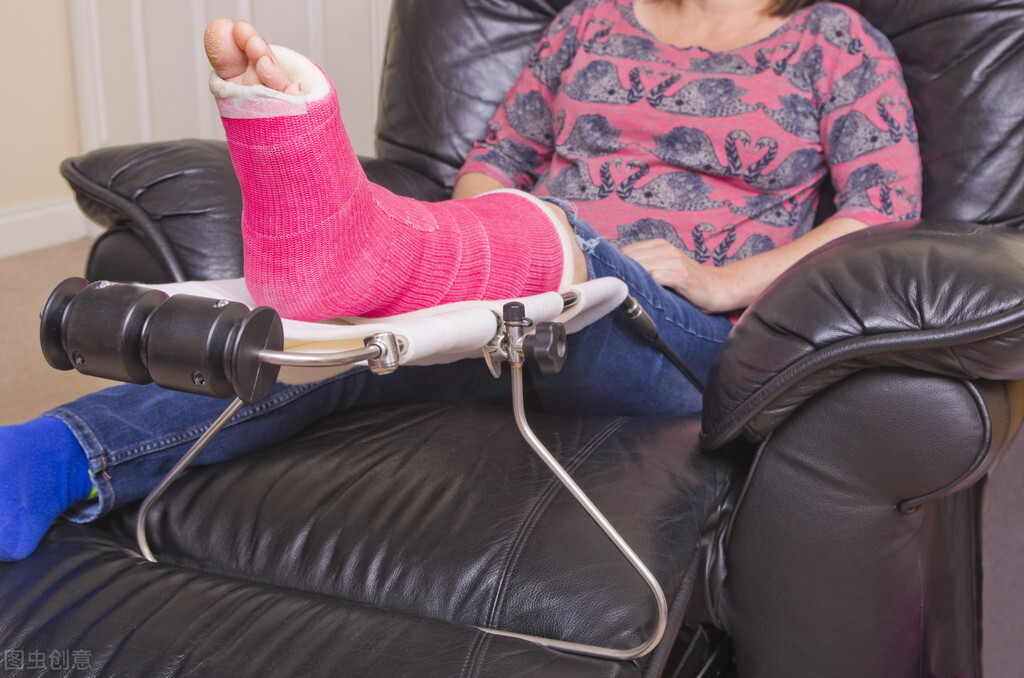 女子参加团建骨折,女生参加团建掰手腕