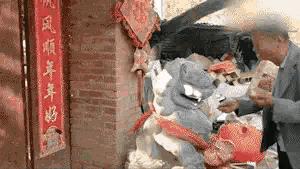 被别人当提款机好心疼,朱之文家门被踹事件民警