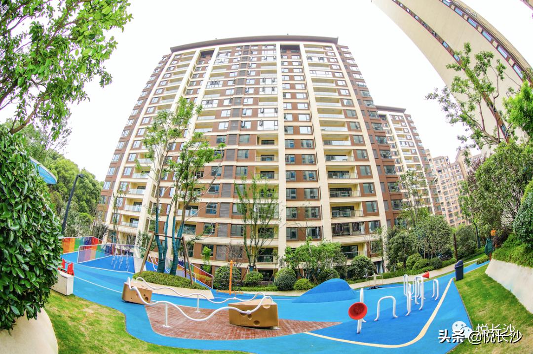 同价位，选精装现房or毛坯期房？还有德思勤商圈加持，近青园小学