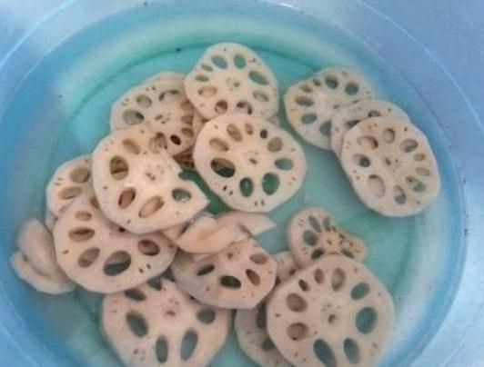 莲藕小孔里有泥怎么清理掉,莲藕中间的孔褐色洗不掉