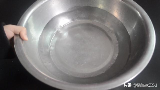 一周地板不沾灰实用拖地小妙招,清水拖地教你一招地板不留灰方法