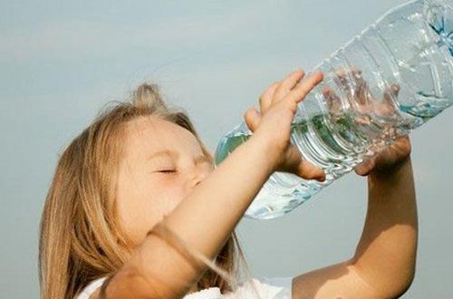 1岁宝宝误食502胶水怎么办视频,宝宝误吞502胶水