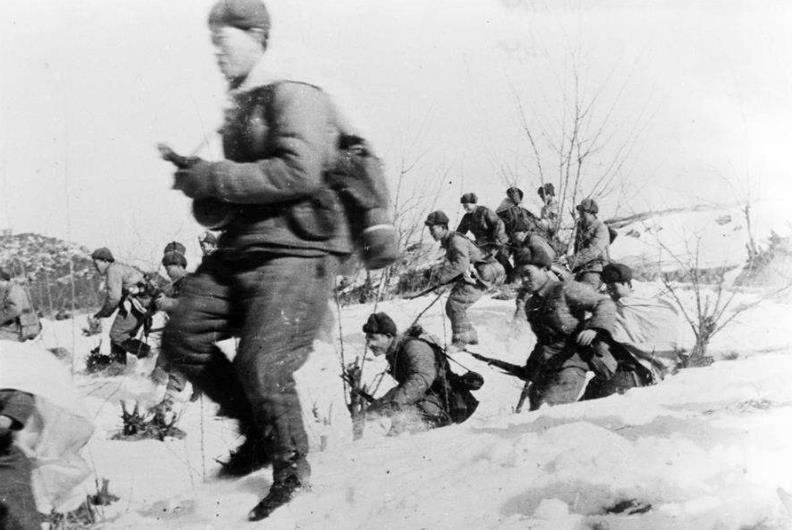 韩国在朝鲜战场表现如何？李奇微：除了跑路啥都不会！只会讹我们